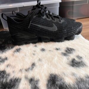 Boys 6.5 black Nike vapor max worn only once